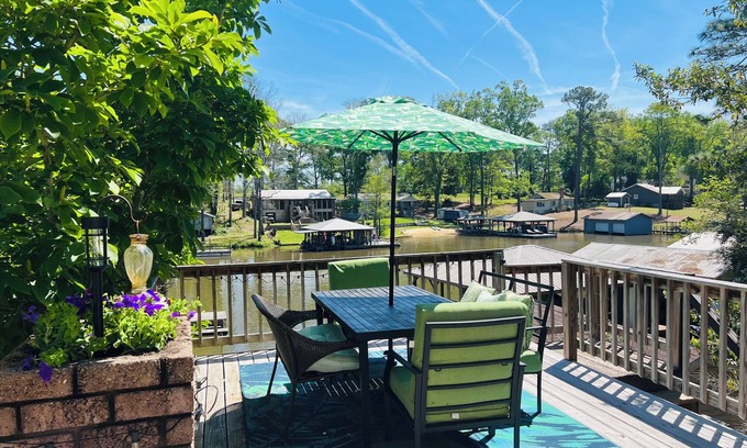 Cordele Casa | Cozy, comfortable Lakehouse getaway - Sleeps 10! WiFi, Private Dock