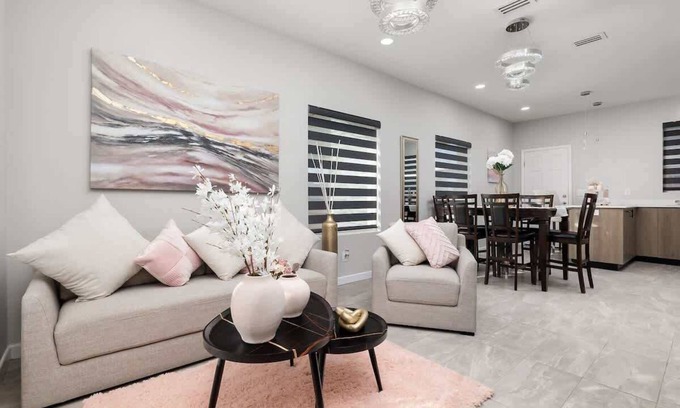 Pharr Apartamento | Cozy Comforts: Modern with a Warm Embrace