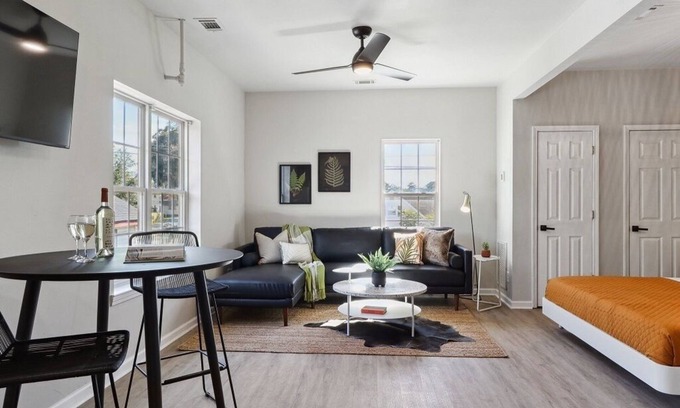 Thunderbolt Casa | cozy comfy cottage c+