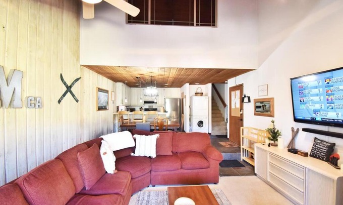 Mammoth Lakes Casa | COZY Condo at Canyon Lodge! Sleeps 8, a walk to Canyon Lodge