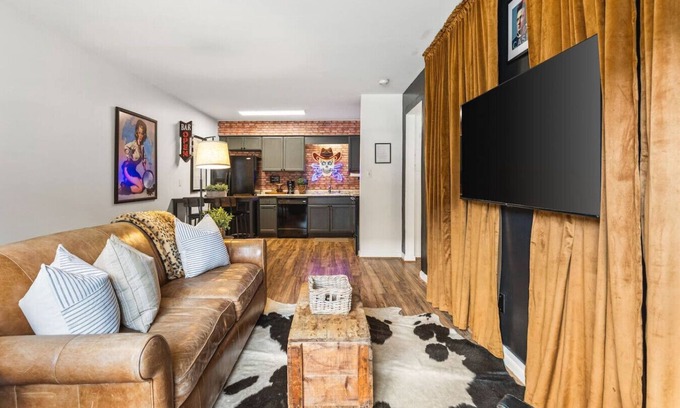 Music Row Condominio | Cozy Condo by Music Row - Walk to Restaurants, Bars & Music