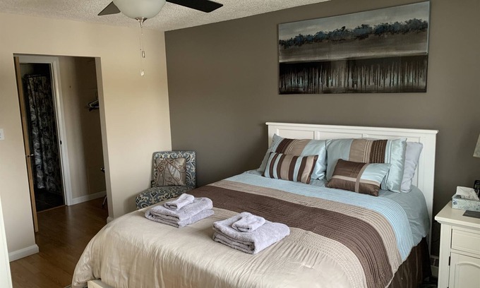 North Central Edmonton Condominio | Cozy Condo close to LRT, Stadium and Expo Center.