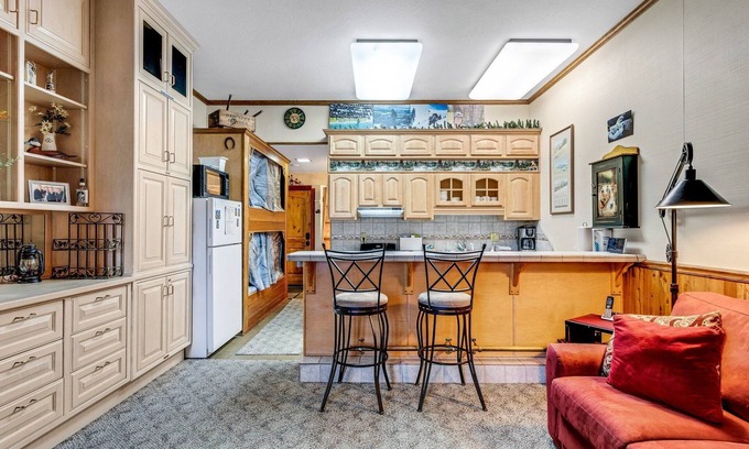 Bear Valley Condominio | Cozy Condo in the Heart of BV - Condo Bear #104 by Bear Valley Vacation Rentals