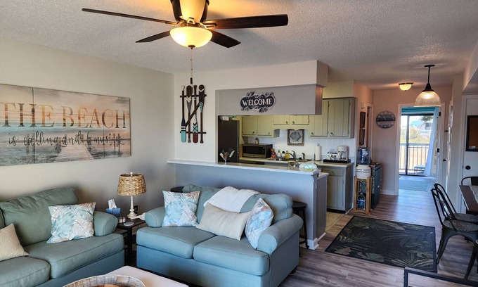 North Carolina Coast Condominio | Cozy condo located one block from Carolina Beach and Freeman Park.