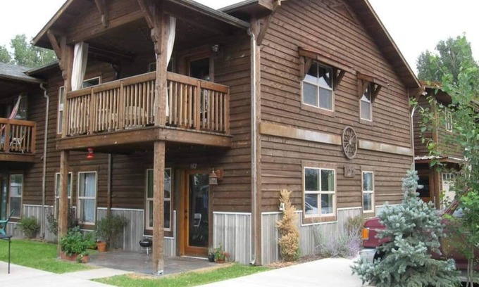 River Road Condominio | Cozy condo located in central Missoula on the Milwaukee Path bike trail.