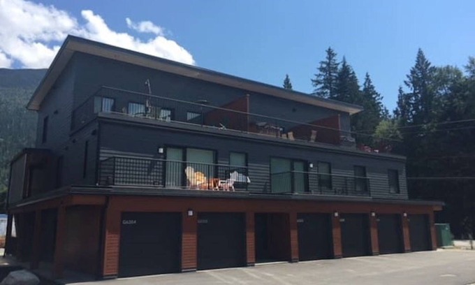 Revelstoke Condominio | Cozy Condo minutes from RMR & Soon Cabot Pacific Golf