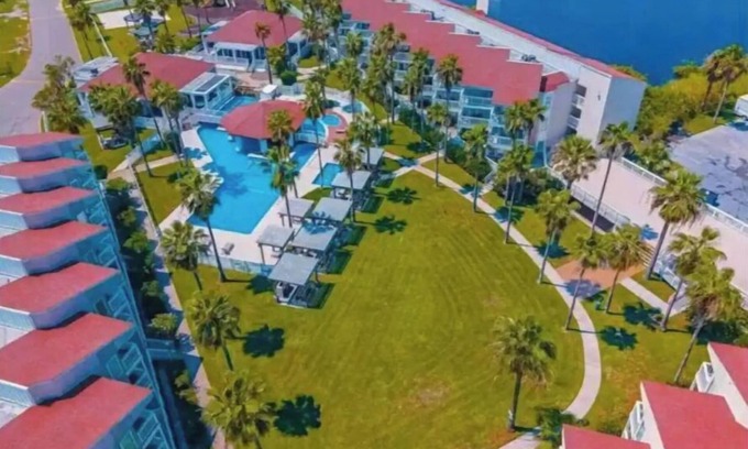 South Padre Island Casa | Cozy Condo steps from the beach! Room to Play!