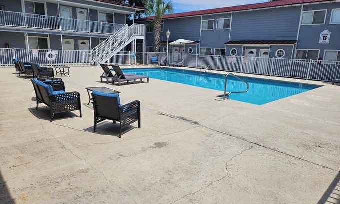 Biloxi Condominio | Cozy Condo Steps from the Gulf. Private, quiet but minutes from everything.