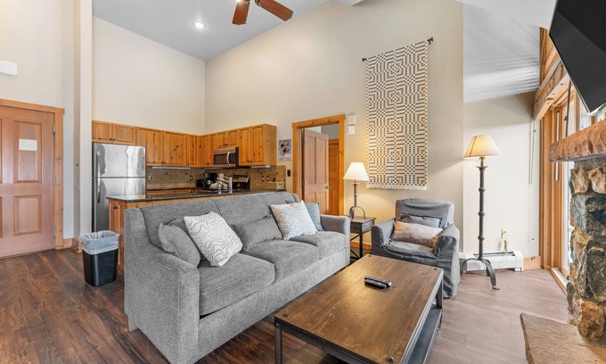 River Run Condominio | Cozy Condo w/ Fireplace, Reading Nook & Private Balcony, Short Walk to Slopes