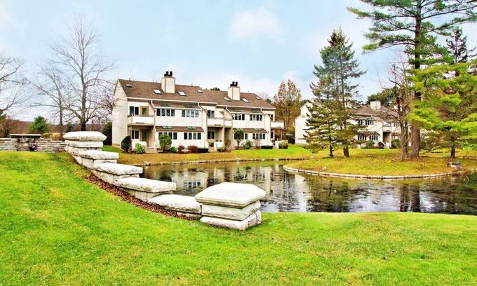 Lenox Dale Condominio | Cozy Condo with resort amenities