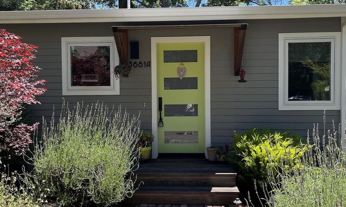 Lafayette Cabaña | Cozy contemporary cottage in downtown Lafayette near shops and restaurants