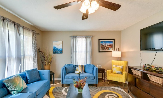 Fayetteville Casa | Cozy + Convenient Fayetteville Home ~ 7 Mi to Dtwn