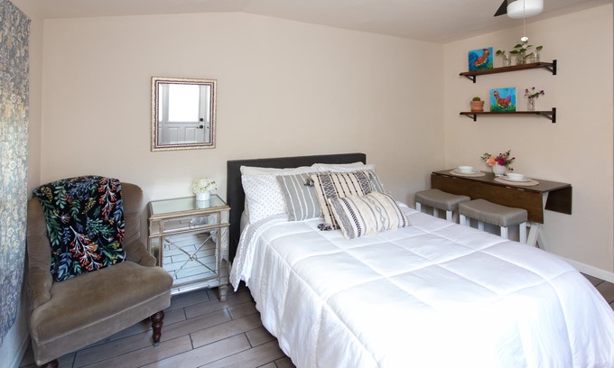 Dallas Apartamento | Cozy Coop-10 min-DT Dallas-Full Kitchen & Private Patio