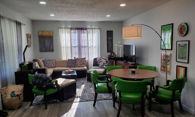 Knoxville Apartamento | Cozy Corner: Spacious Area & Outdoor Lounges!