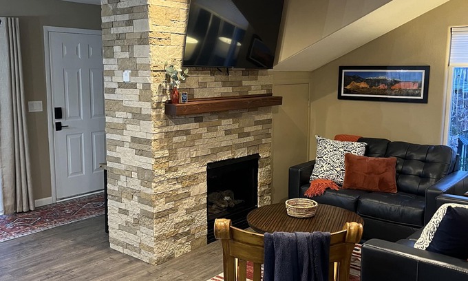 Cascade-Chipita Park Cabaña | Cozy Cottage Getaway ✔️Hot tub ✔️Views ✔️Pet Friendly