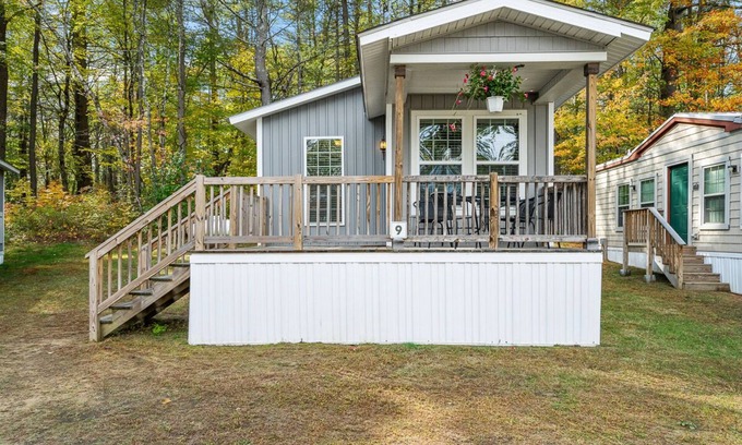 Queensbury Cabaña | Cozy Cottage at Lake George Campsites!