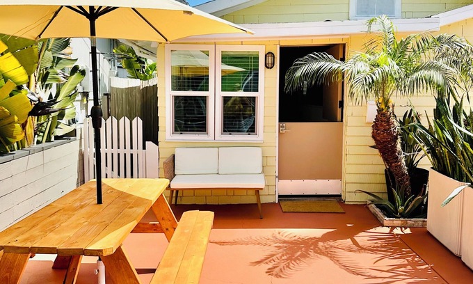 San Diego Cabaña | Cozy Cottage Between the Beach & Bay East – Walk to Water!
