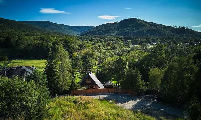 Bielsko-Biala Cabaña | Cozy Cottage. Big Yard. Mountain Views. Pool. Ski resorts nearby.