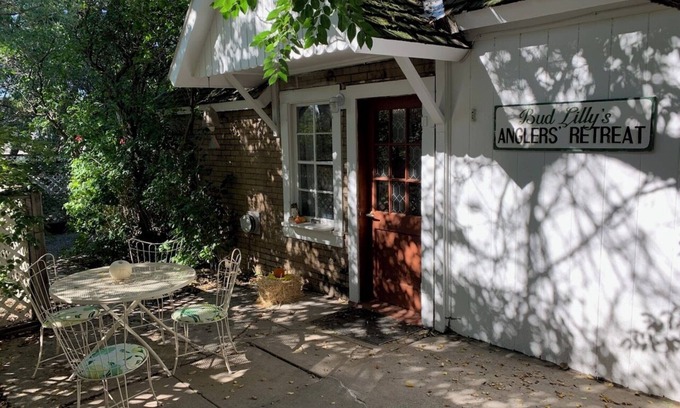 Three Forks Cabaña | Cozy cottage centrally located –Ideal for Outdoors or Relaxing. No cleaning fee!