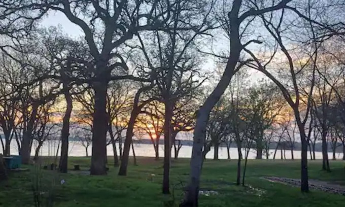 Shady Shores Cabaña | Cozy Cottage close to Lake Lewisville boat Ramp