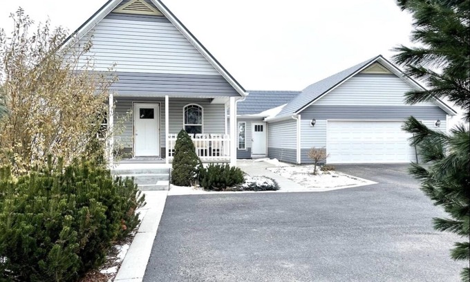 Rigby Cabaña | Cozy Cottage Farmhouse w/inviting front porch