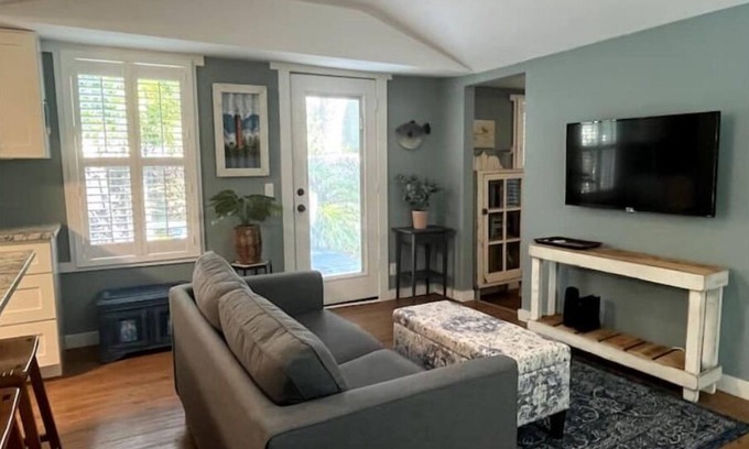 Gulfport Cabaña | Cozy Cottage for Lovers