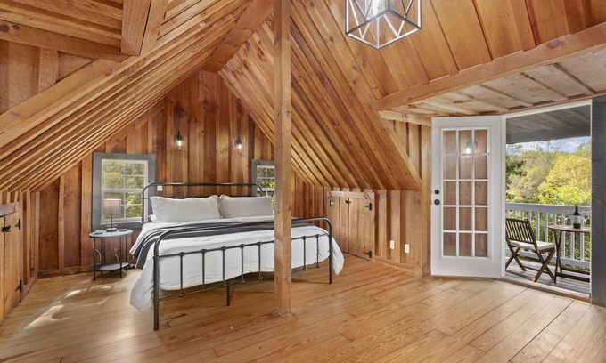 Woodfin Cabina | Cozy Cottage for Two - Asheville, NC