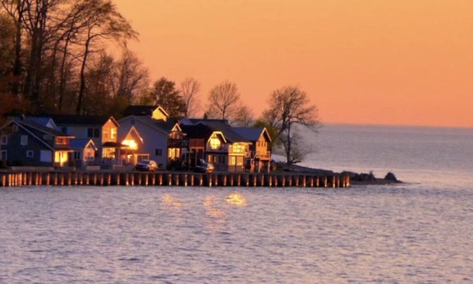 North East Cabaña | Cozy Cottage for Two. 50 feet from Lake Erie with private BEACH & SUNSETS.