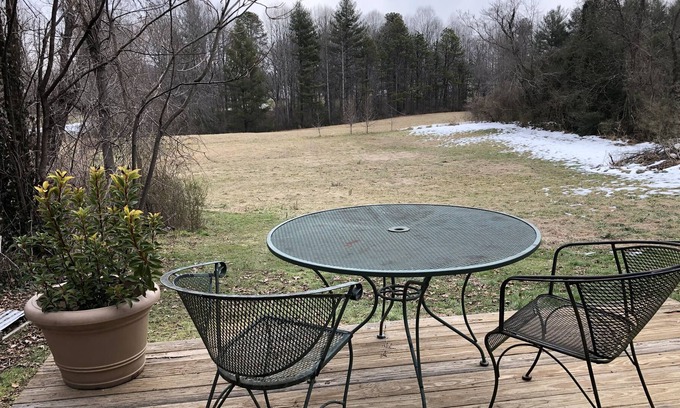 Hendersonville Cabaña | Cozy Cottage for Two
