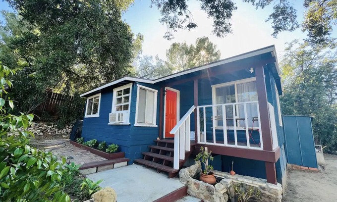 Calabasas Cabaña | Cozy Cottage Getaway in the Mountains - 20 min from the beach!