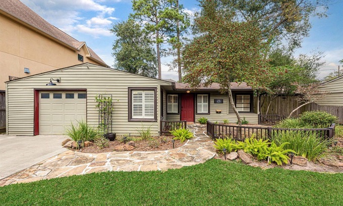 Garden Oaks Casa | Cozy Cottage in Oak Forest