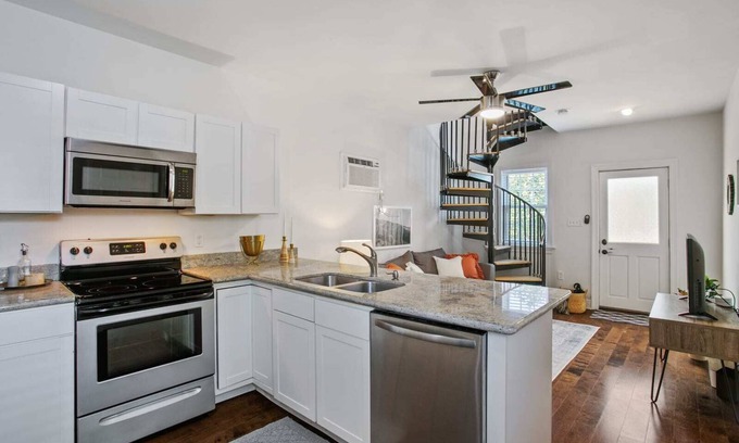 East Riverside Casa | Cozy Cottage in Quiet Uptown