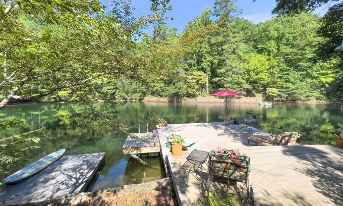 Tuxedo Casa | Cozy Cottage in the Cove, beautiful Lake Summit! Recently renovated.