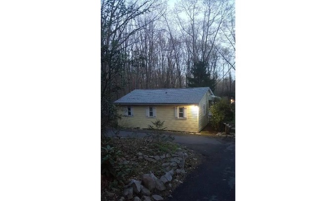 Effort Cabaña | Cozy Cottage in the Village of Effort, PA.