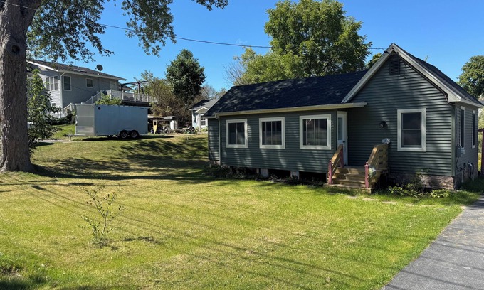 Alexandria Bay Casa | Cozy cottage in Alexandria Bay just blocks from the water