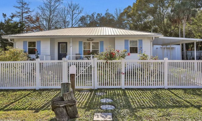 Mayport Casa | Cozy cottage located in the heart of the Mayport fishing village. Pool & Patio!