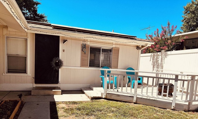 Val Verde Cabaña | Cozy cottage located minutes from LA.