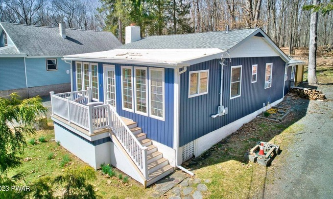Lakeville Cabaña | Cozy cottage located 2 blocks from lake Wallenpaupak