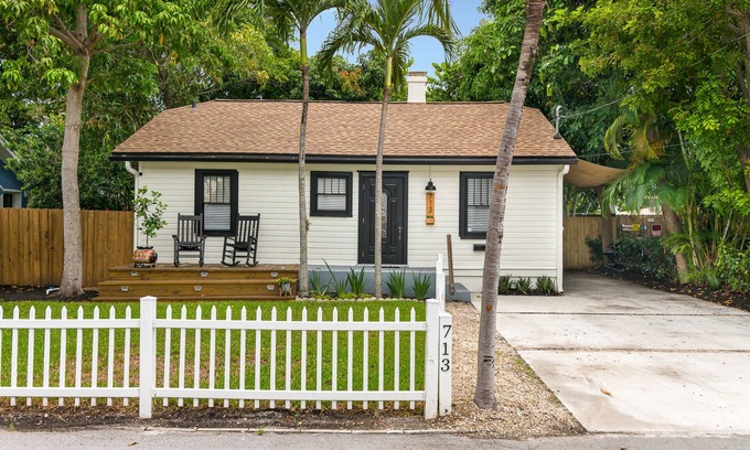 Victoria Park Casa | Cozy Cottage - Mins to Beach & DT - Tropical Yard