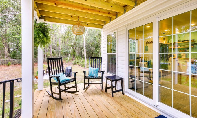 Southport Cabaña | Cozy Cottage: Minutes to Downtown Southport!
