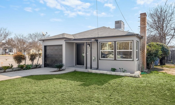 Hanford Casa | Cozy Cottage near downtown Hanford