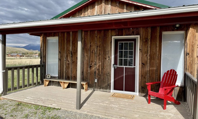 Livingston Cabaña | Cozy cottage nestled in Paradise Valley surrounded by mountain views!
