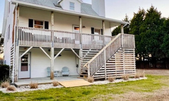 Colington Harbour Casa | Cozy Cottage on the Canal (Hot Tub, Kayaks & Pool)