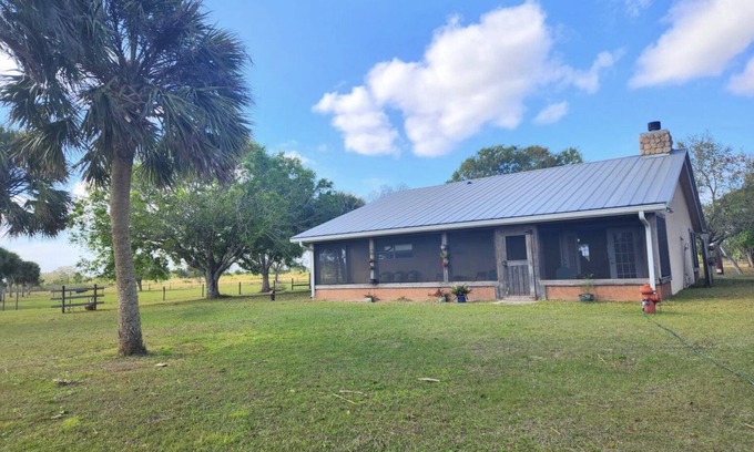 Okeechobee Cabaña | Cozy cottage on 8 acres near state park and atv trails. Pet Friendly!