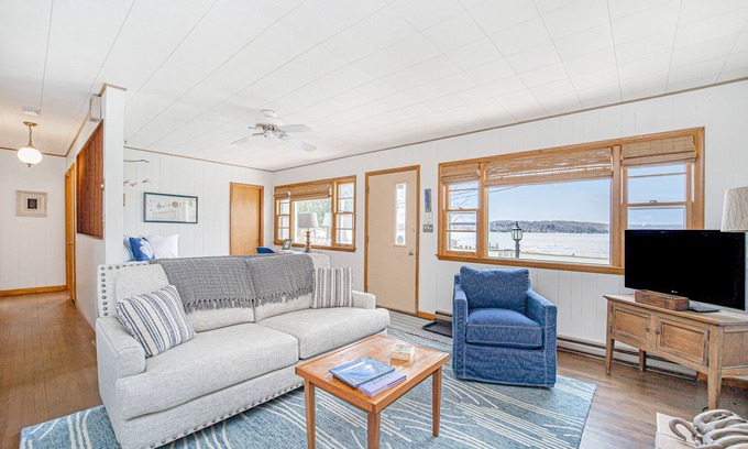 Beulah Casa | Cozy Cottage on Crystal Lake W/ Free Wifi, Gas Grill & Dock - Close to Town
