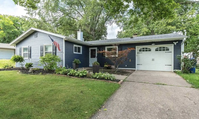 Davenport Casa | Cozy Cottage on Elm