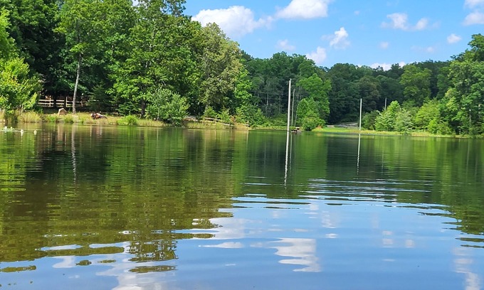 Dunlap Cabina | Cozy cottage @ private lake. Able to accommodate 3 travelers for summer season