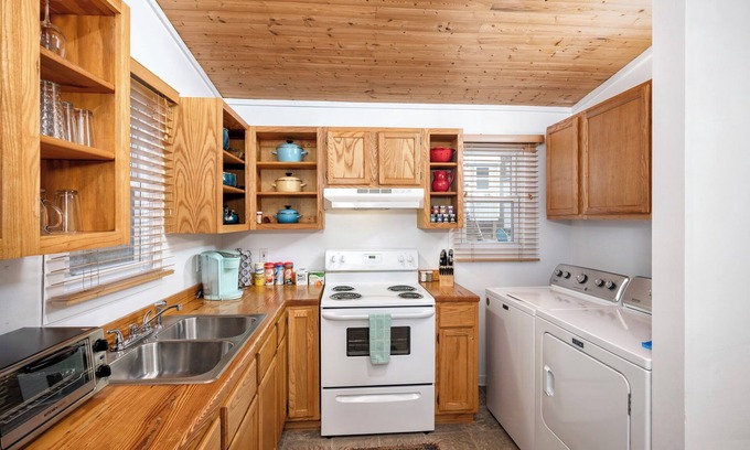 Skyland Cabaña | Cozy Cottage on the Ridge 5min to Downtown Asheville