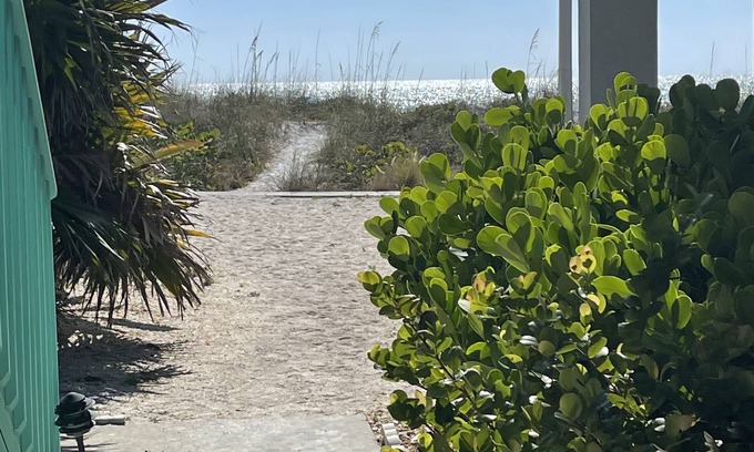 St. Petersburg - Clearwater Cabaña | COZY COTTAGE ON PRIVATE BEACH *CLEARWATER/BELLEAIR BEACH