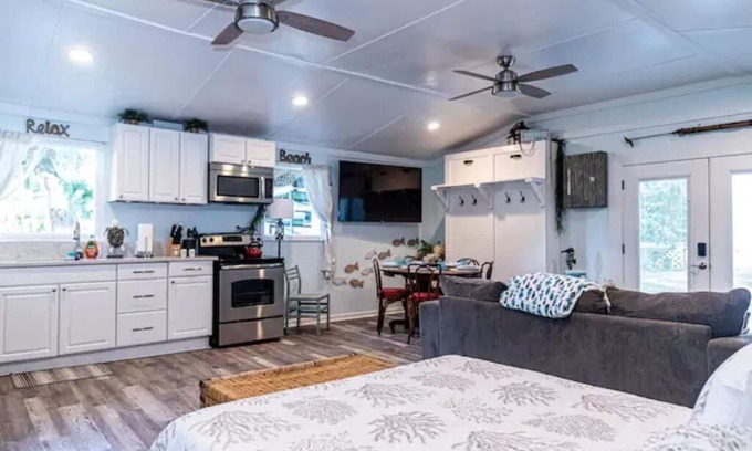 Savannah Apartamento | Cozy cottage overlooking Talahi Lake in Savannah GA with a pirate ship clubhouse